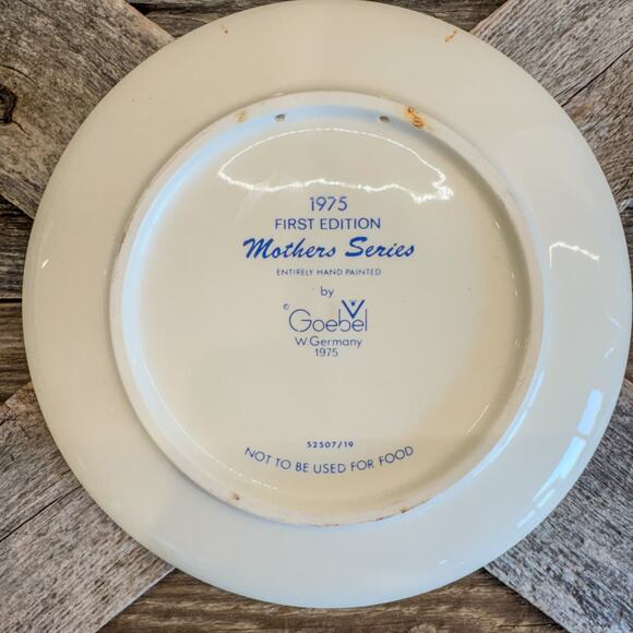 1975 Goebel W. Germany First Edition of The Mothers Series-Woodland Rabbits-7.5” - Picture 6 of 8